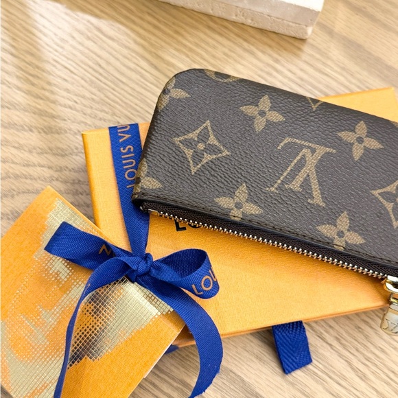 LOUIS VUITTON 2022 Monogram Cles Chain Key Pouch - Picture 9 of 13